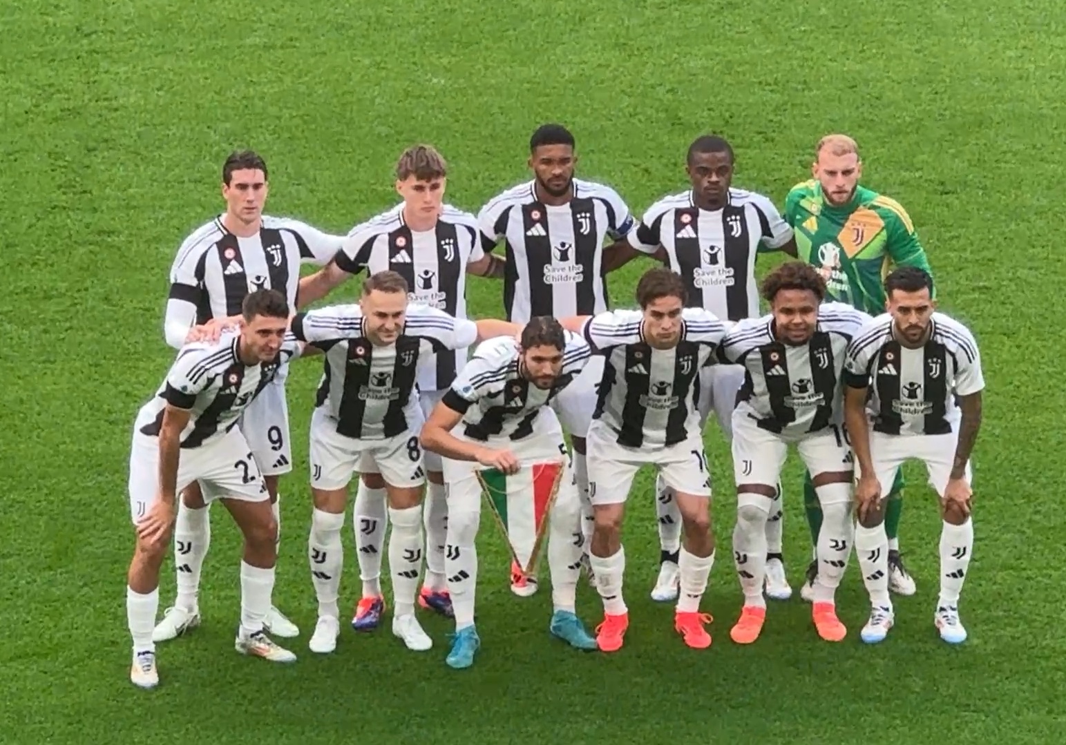 三核协作！ Zeus 杰斯重拾状态，两位C位稳稳收割 Hanwha Life Esports 的首局，击溃 KT Rolster